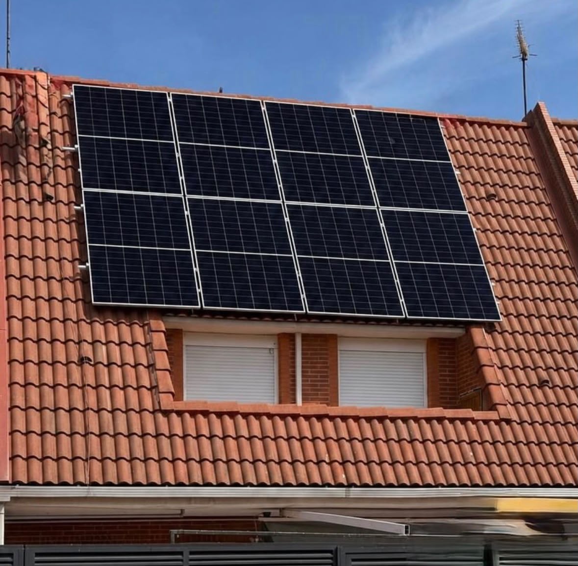 Instalación fotovoltaica en tejado complicado